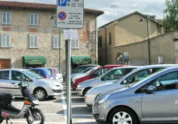 Nuovo disco orario nel parcheggio di piazza Santa Maria